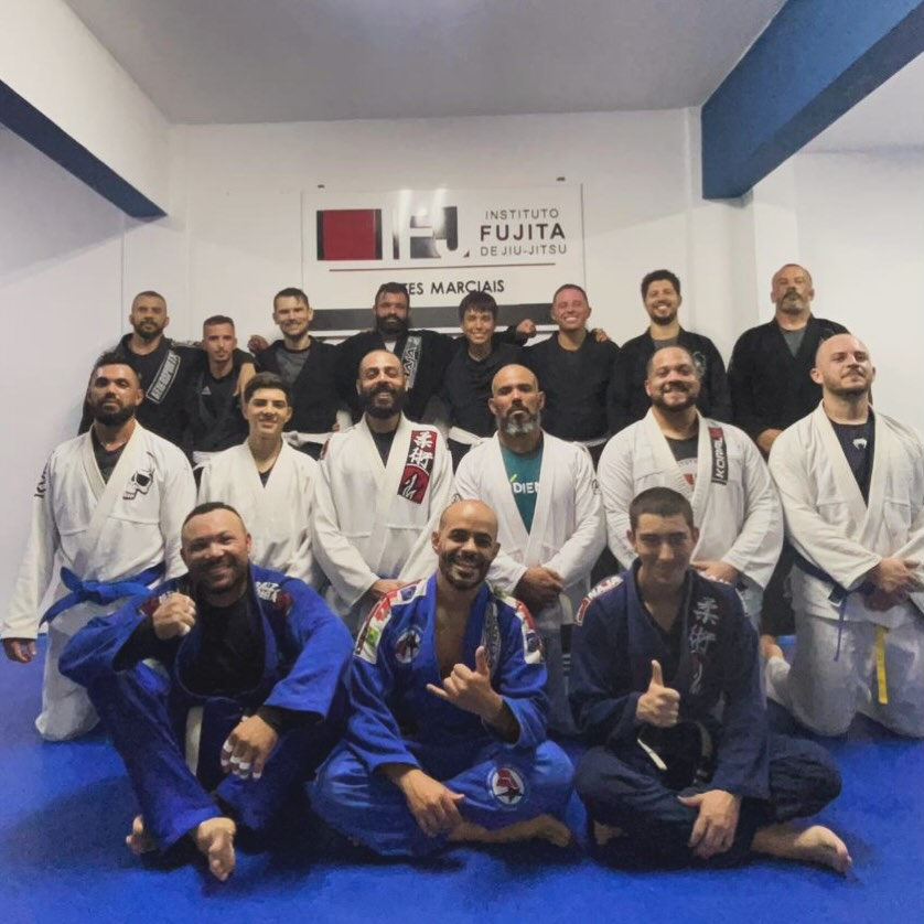 Turma reunida após o treino no tatame