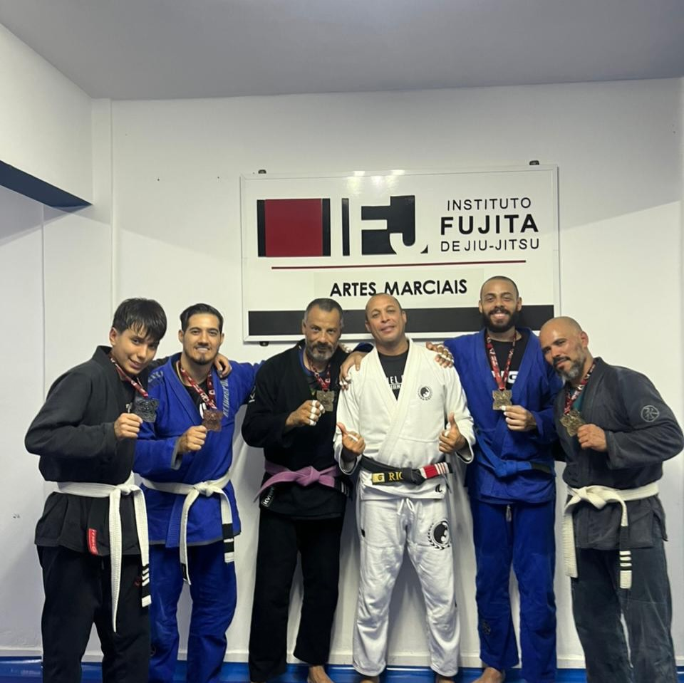 Alunos com medalhas após competição